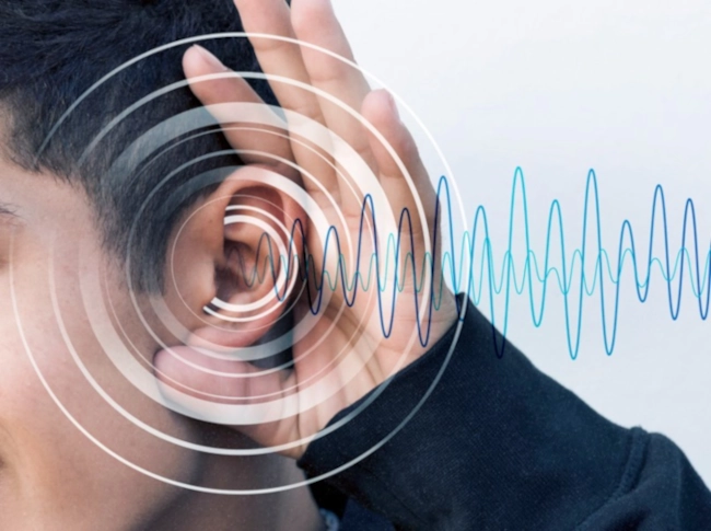Homme souffrant d'acouphènes se renseignant sur l'accompagnement par la sophrologie comme solution.