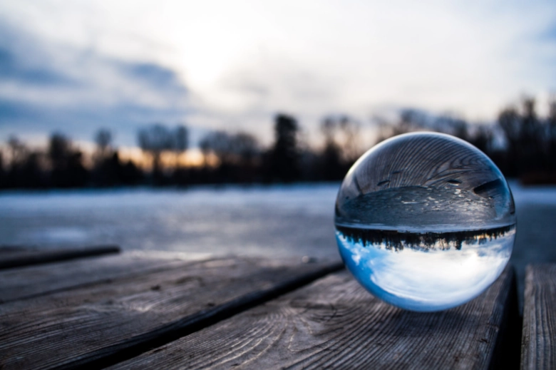 Pour définir la sophrologie, faire un parallèle entre une bulle posée sur un ponton, dans laquelle se reflète le paysage au loin et la possibilité de se mettre dans sa bulle de calme et de sérénité au milieu d'un environnement plus stressant.