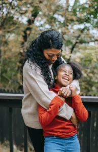 Femme en train de profiter de moments complices avec son fils et de ce qui est important pour elle après l'avoir compris en suivant le programme Maman Active & Equilibre.