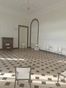 Animation d'une séance de sophrologie à destination des seniors, organisée par le CCAS de Oissel dans le très beau cadre du château du jardin de la Marquise.