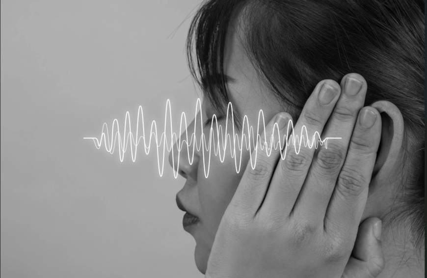 femme souffrant d'acouphènes et ayant besoin d'une solution dans les médecines alternatives.