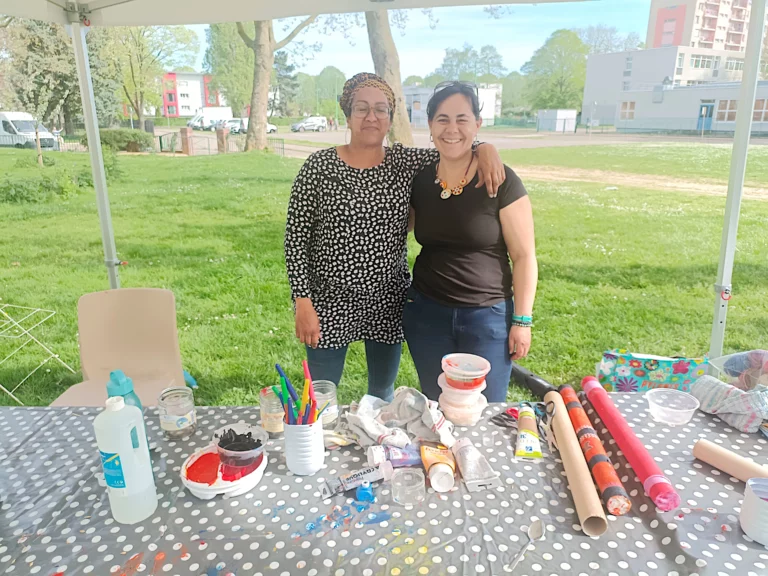 Retour en photo sur un atelier création de bâtons de pluie près de Rouen, animé par les sophrologues Marie Blanchis et Myriam Seck.