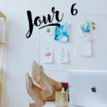 Femme derrière son ordinateur, en télétravail, faisant les exercices de détente appris pendant la semaine de la QVT sur les enregistrements de relaxation et lâcher-prise mis en ligne.