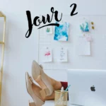Femme en télétravail visionnant des vidéos de sophrologie pour apprendre à faire des micro-pauses à son poste de travail.