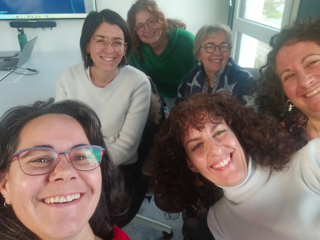 Photo de Marie Blanchis sophrologue et des participantes à un atelier qu'elle animait pour un réseau d'entrepreneurs sur Rouen sur la thématique de prendre la parole plus sereinement en public grâce à la sophrologie.
