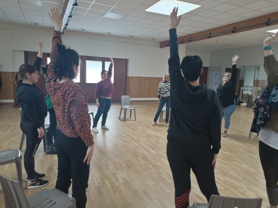 Séance de relaxation dynamique de groupe auprès de l'association Rivière Danse, près de Rouen, pendant laquelle les participantes sont debout et en cercle pour faire les exercices.